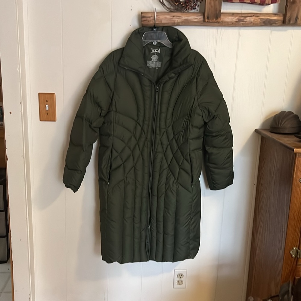 LL Bean Ultra lightweight Down coat LARGE